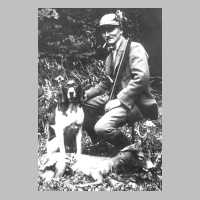 068-0044 Hans Graber, jun. mit Hund Rino und den 1. erlegten Bock am Schleusenpark.jpg